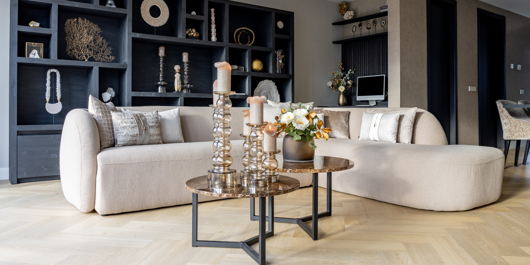 Hotel chique woonkamer - ton-sur-ton interieur - Organische bank Nomi By SIDDE Hotel chique woonkamer - ton-sur-ton interieur - Organische bank Nomi By SIDDE